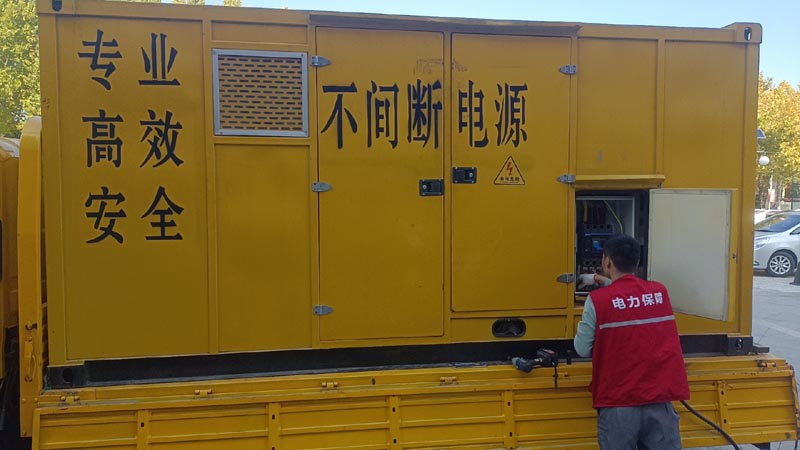 华坪柴油发电机组和UPS电源配合使用时，如何避免切换过程中的电力中断？