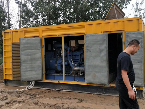 华坪进行柴油发电机组电瓶容量测试时，有哪些注意事项？